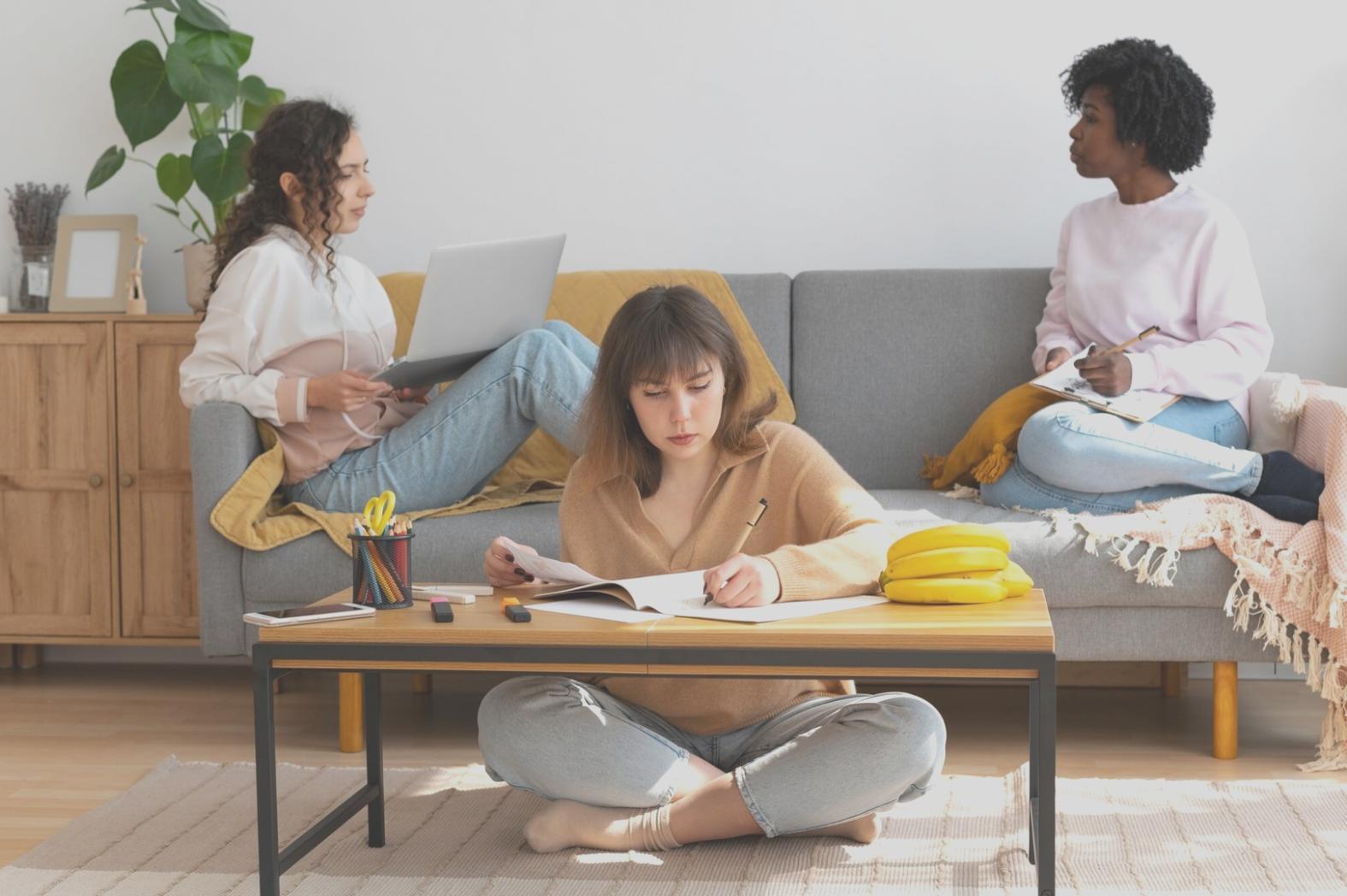 Session de planification budgétaire avec documents financiers et calculatrice