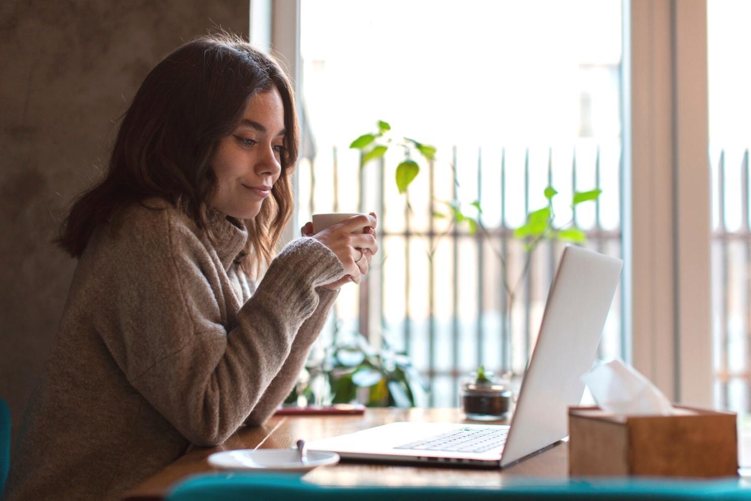 Séance de travail collaborative sur les finances personnelles avec analyse de documents budgétaires