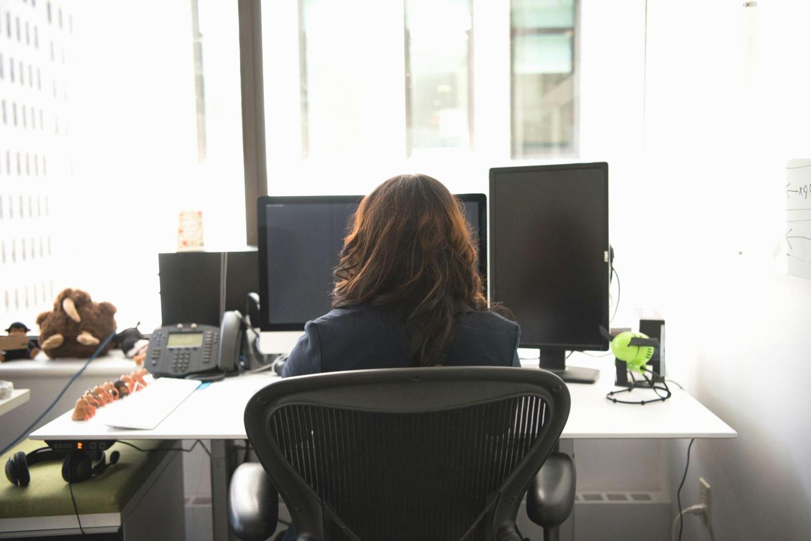 Bureau avec outils de planification financière et environnement de travail professionnel